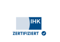 Sprechblase mit IHK-Logo drin. Darunter ein Schriftzug mit dem Wort: zertifiziert. am Ende befindet sich ein blauer Kreis mit einem weißen Haken darin.